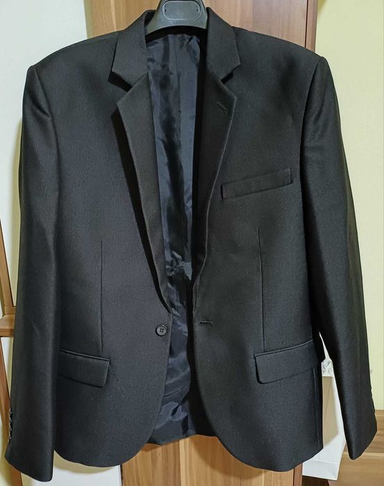 Vând costum băieți