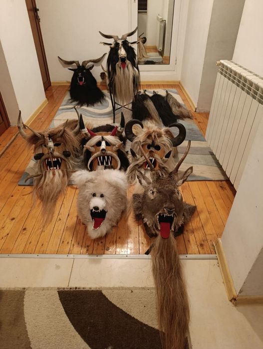 Кукерски маски  от естествени материали