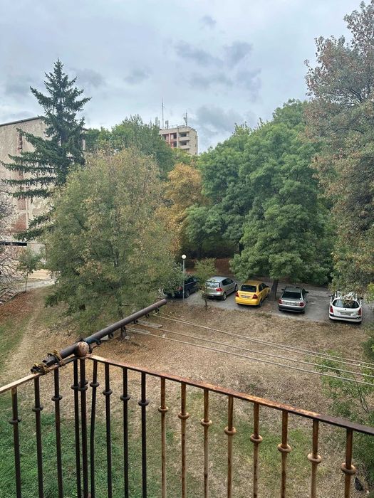 Продава тристаен - тухлен апартамент в град Бобов дол.