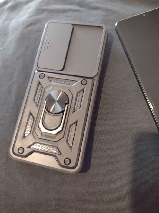 TCL 505 Телефон със супер издръжлива батерия.