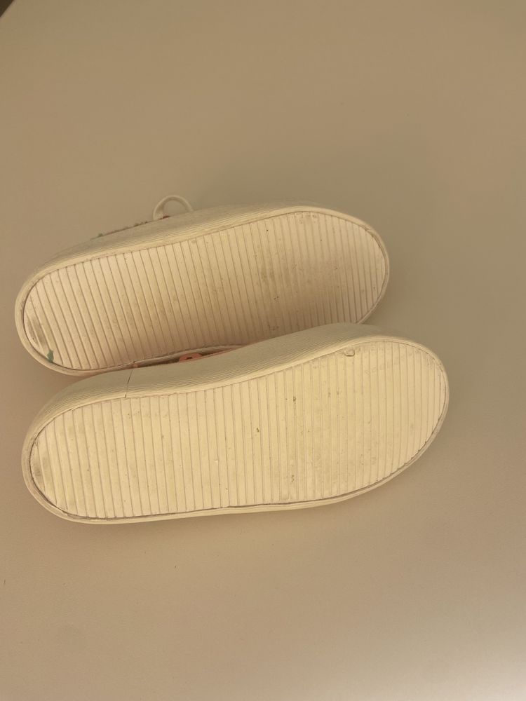 Гуменки момиче Zara