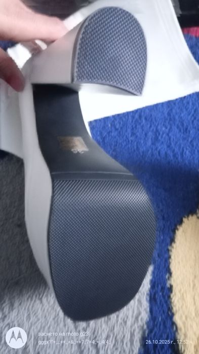 Бели ботуши с дебел ток