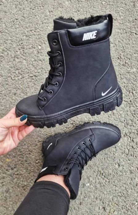 Дамски апрески с пух и връзки