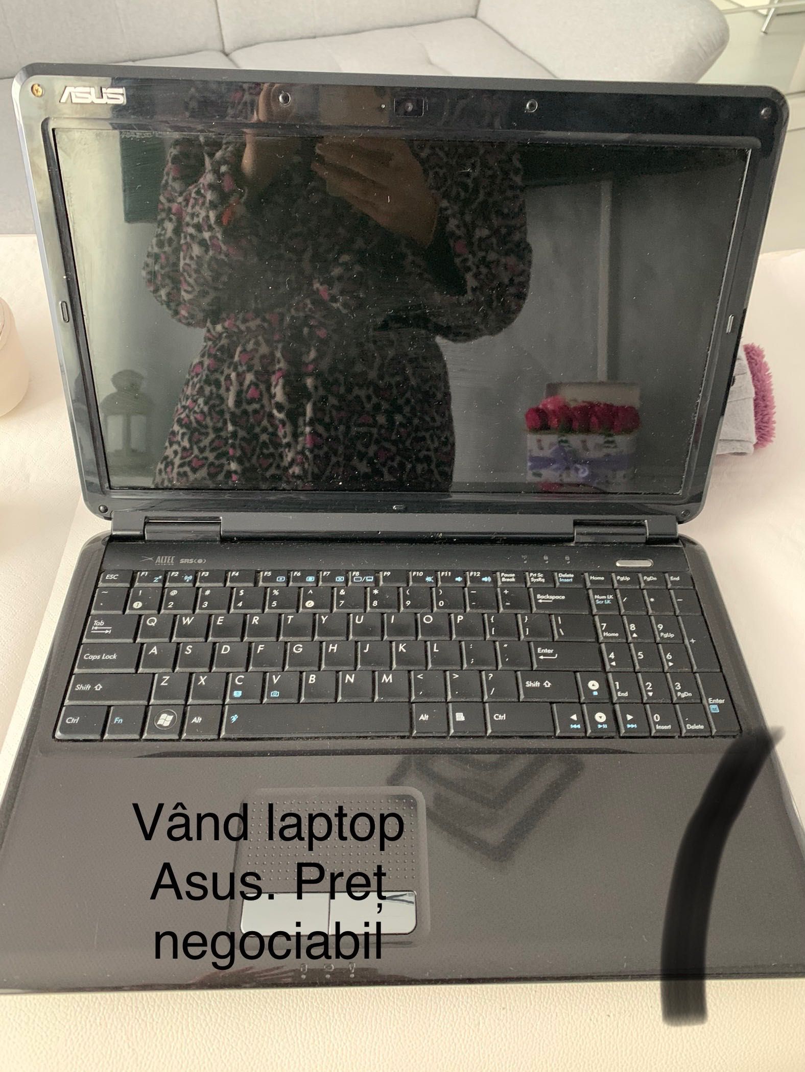 Vând laptop Asus negru