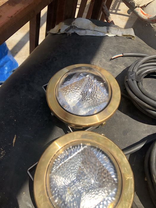 proiectoare subacvatice sau spoturi de piscină,