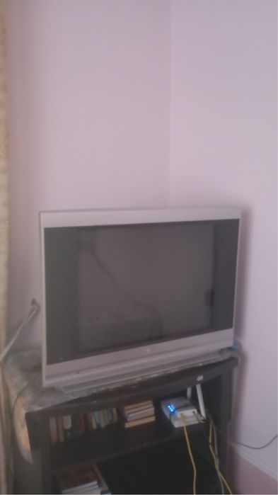 Televizor LG katta ekranli ishlashi koʻrsatishi zoʻr,antenna va 3 tali