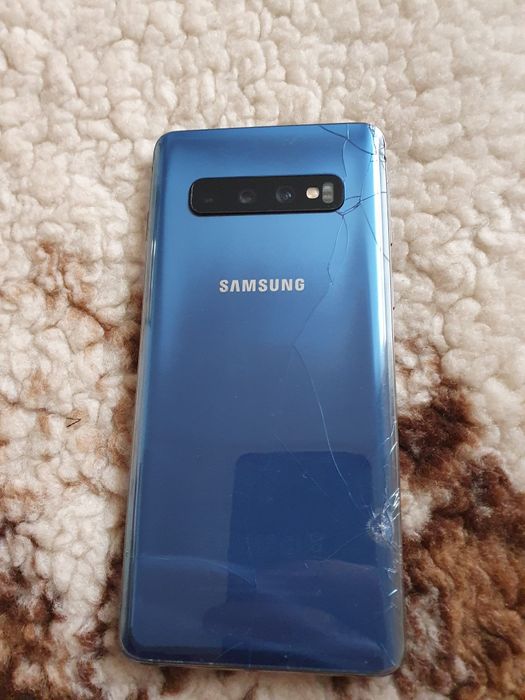 Продавам два телефона samsung s10  оригинални работят батерията е добр