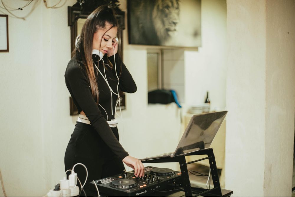 Fă-ți Evenimentul Memorabil cu DJ Lumi