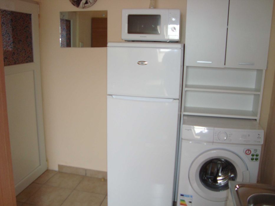 dau in chirie o camera cu baie la casa in mansarda pentru o persoana
