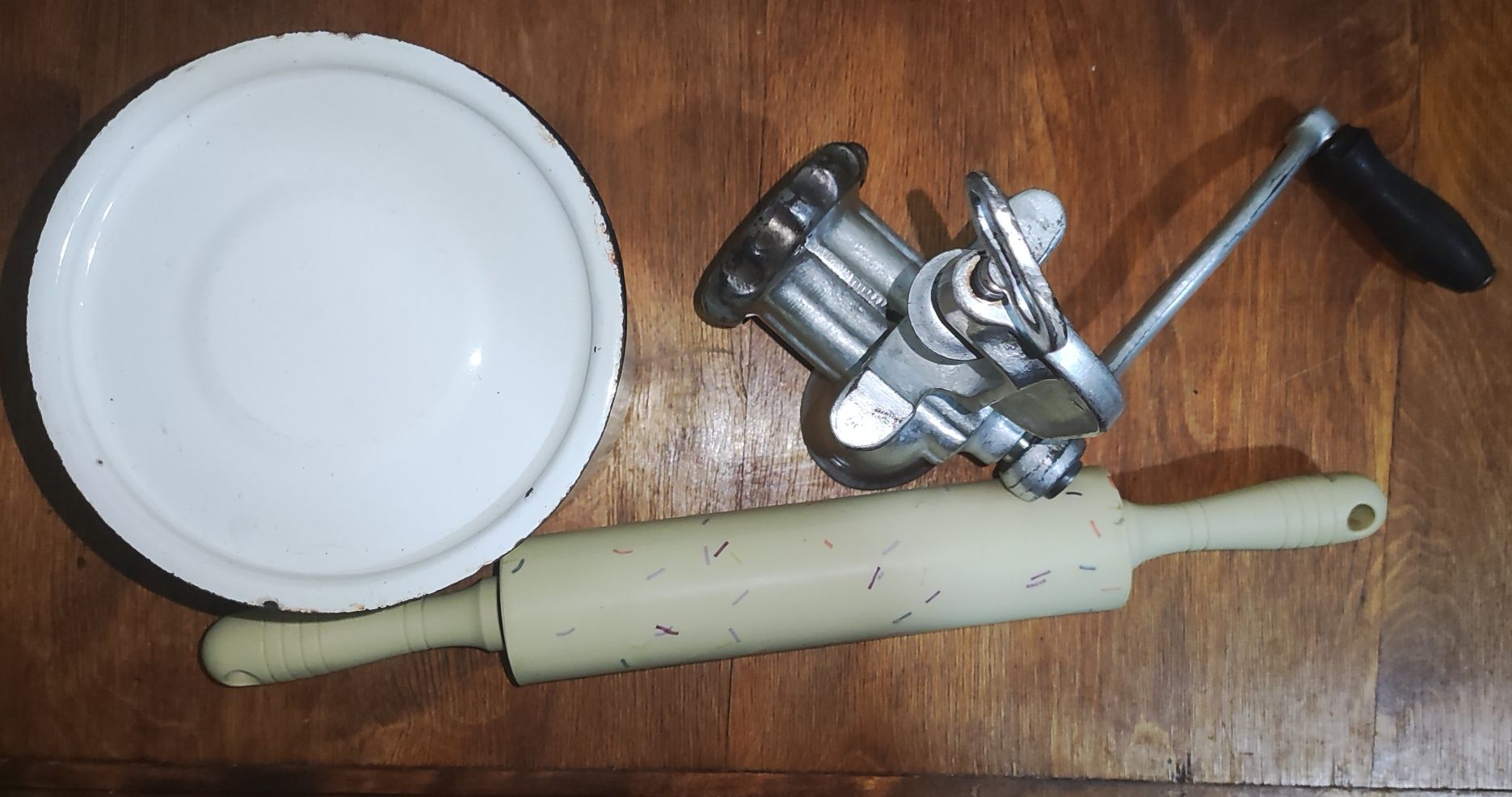 Мясорубка чугун.  Эмалированная ёмкость. Скалка силиконовая. Юнусабад.