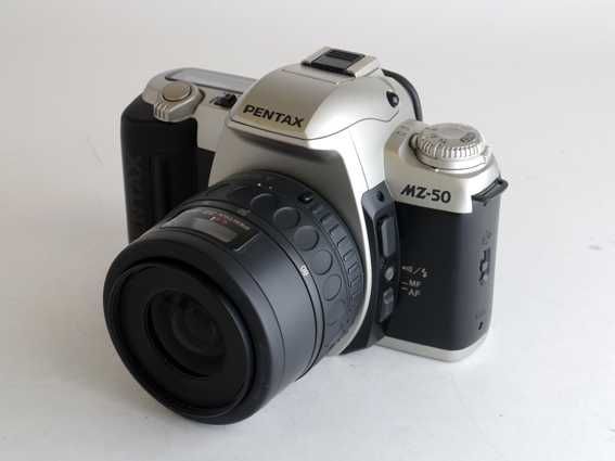 Pentax MZ-50, зеркальный плёночный фотоаппарат и два объектива.