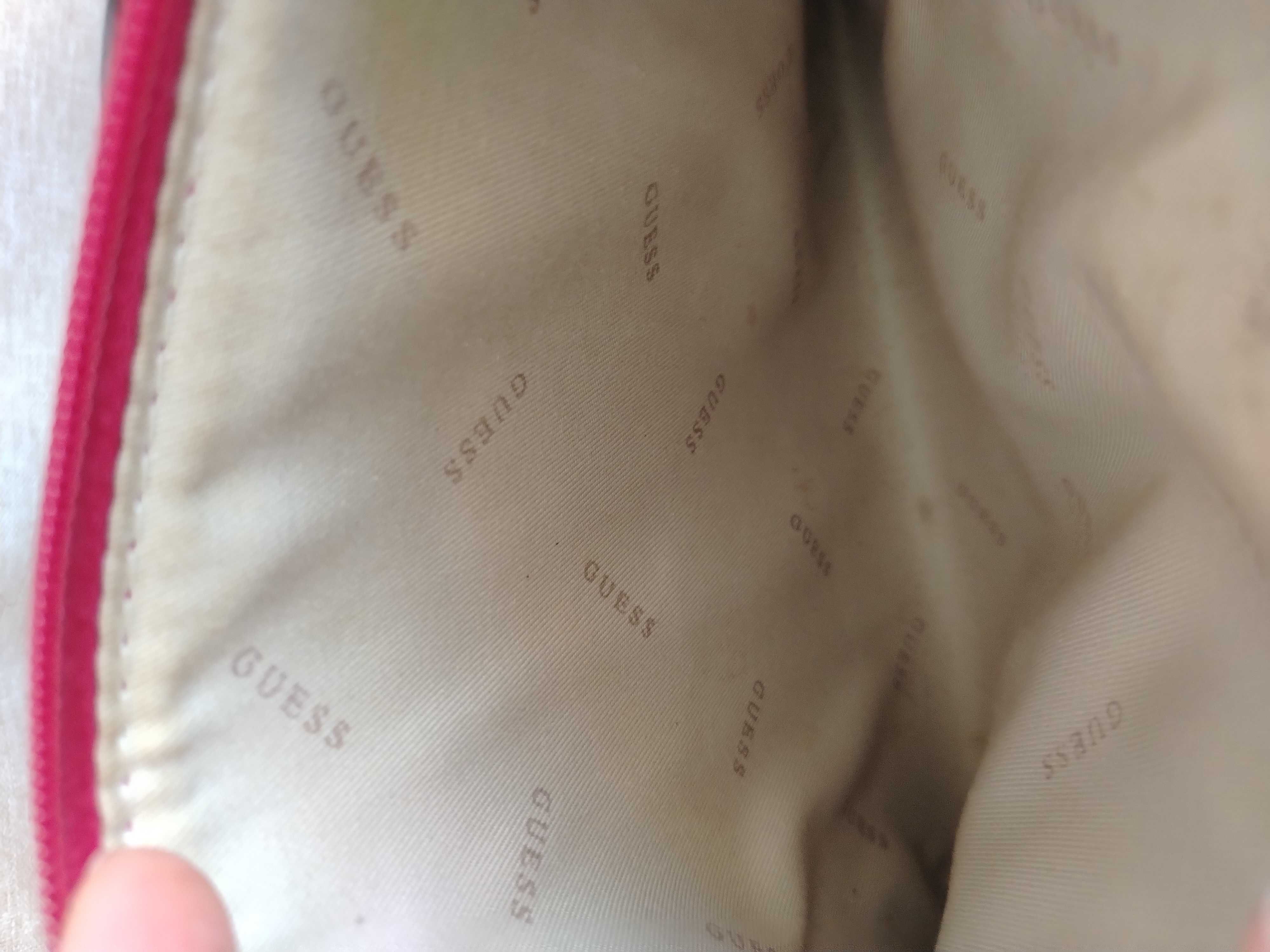 Удобен  Клъч  Guess
