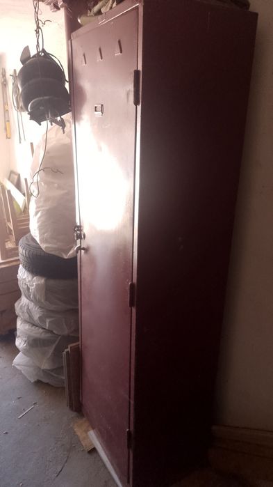 Vând dulapuri metalice