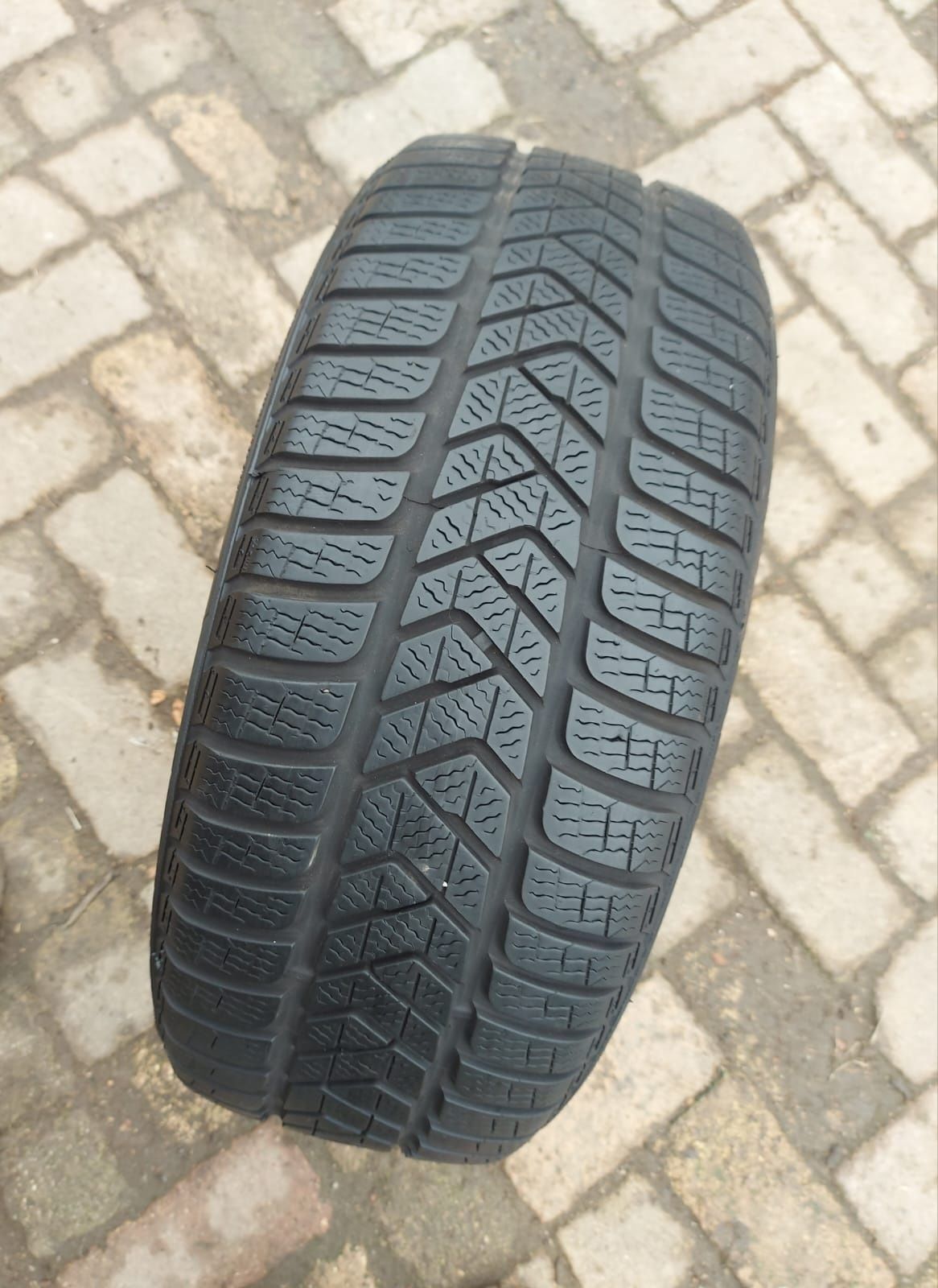 O bucată 225 45/40 R18 M+S iarnă - una Bridgestone Pirelli Michelin