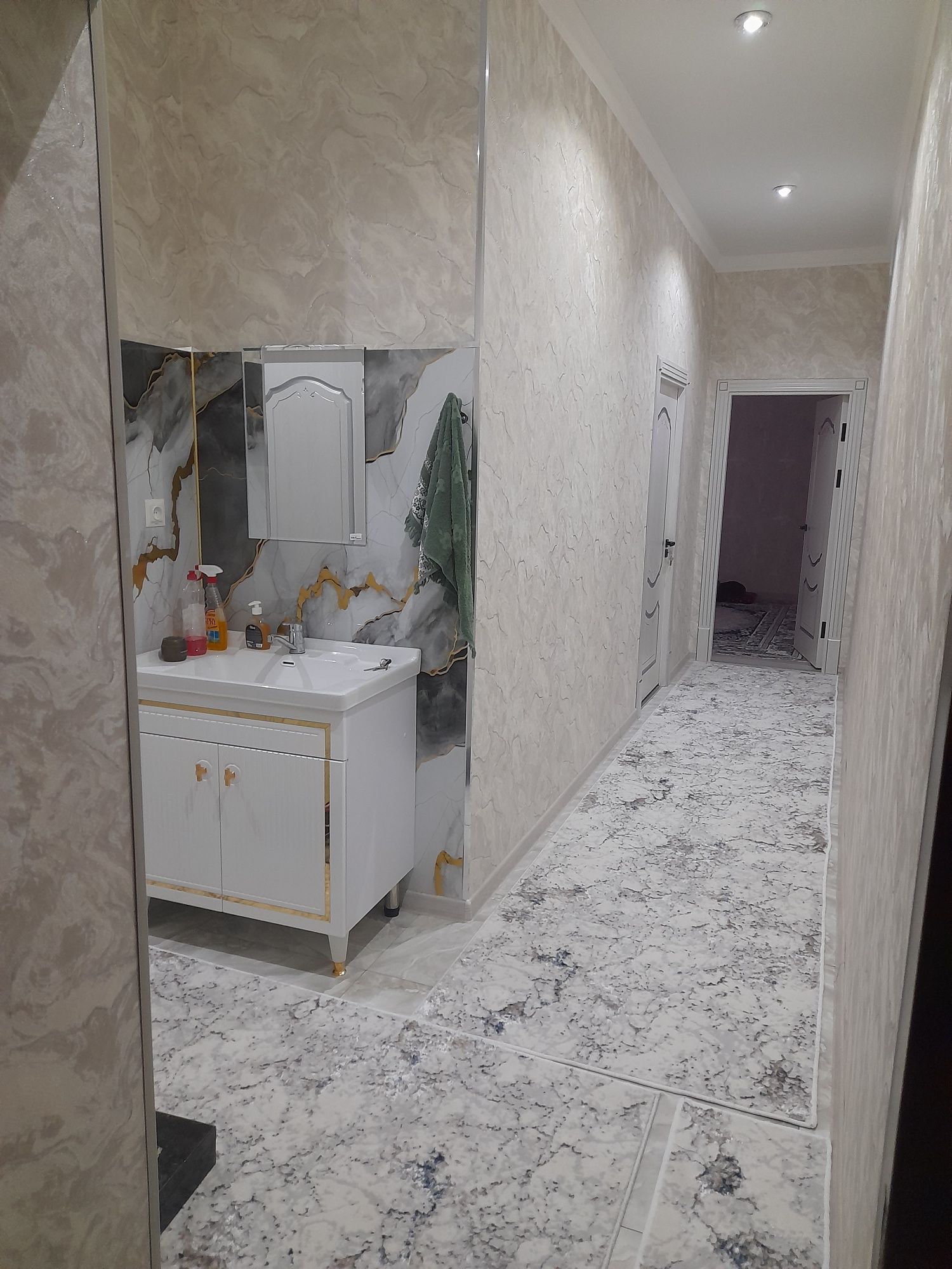 Urganch shahar 39 kollejni orqa tomonida 4 etaj domning 2etajida 3