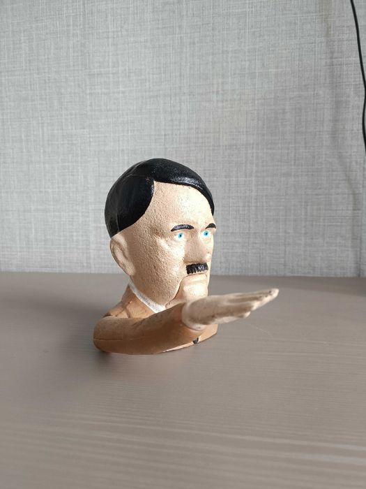 Чугунена лешникотрошачка - А. Хитлер