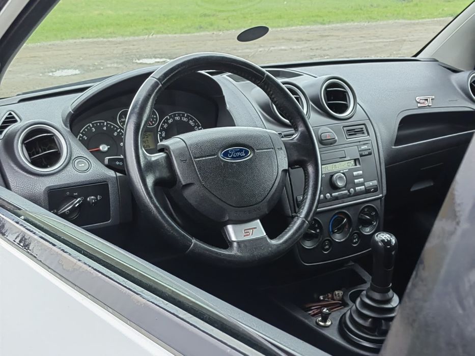 Închiriez auto / Rent a car Ford Fiesta