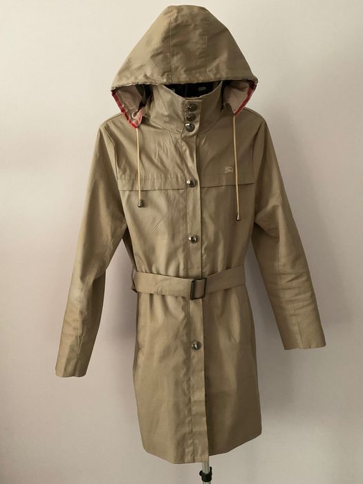 Дамски тренчкот „Burberry“, произведен в Лондон.