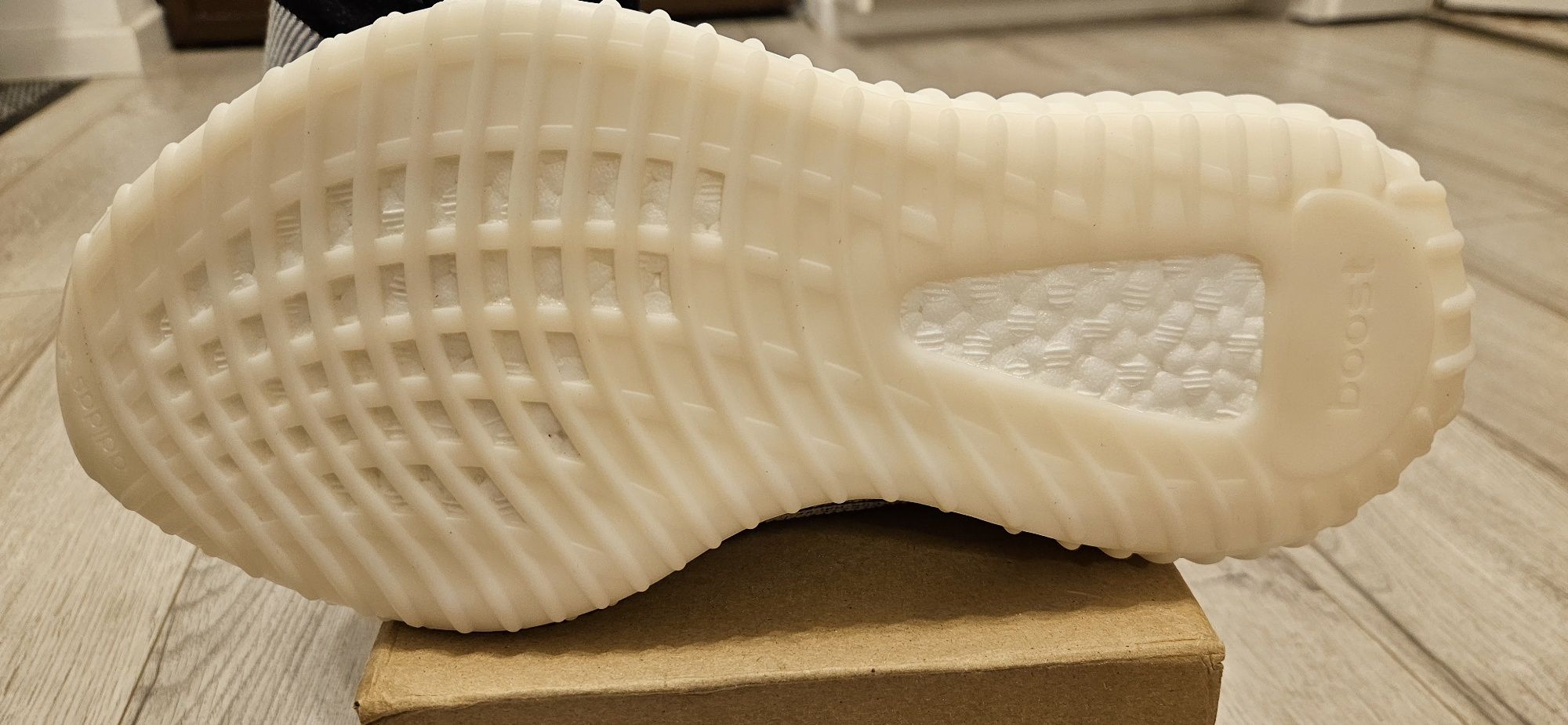Yeezy  350 V2 Cmp Slate White 9.5 44.
Yeezy 350 V2 Cmp Slate White 9.5