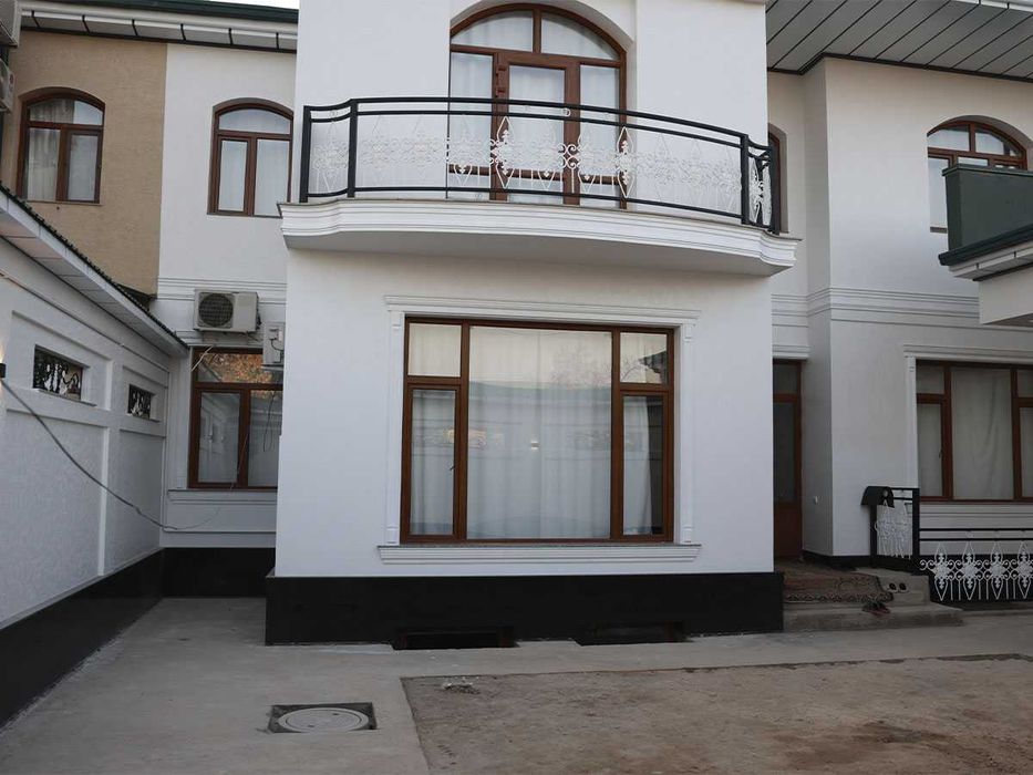 Shayxontohurda 3qavatli uy sotiladi 2.7sotix, yangi remont, keng fasad