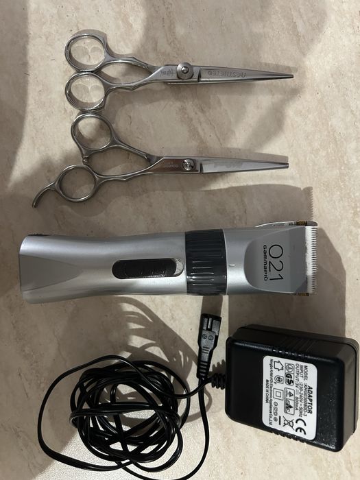 Две професионални фризьорски ножици и една машинка за подстригване