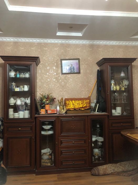 Продам шкаф-витрин с комодом