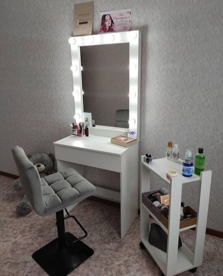 Гримерный столик цена 39900 в комплекте 10 ламп доставка БЕСПЛАТНО