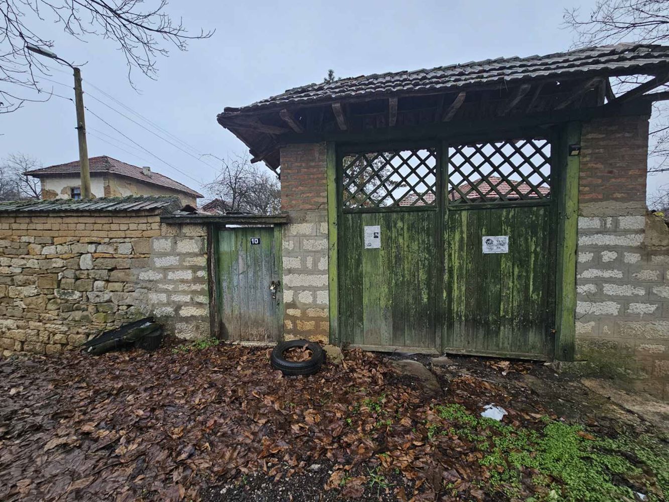 Двуетажна къща в с. Деветаки! За основен ремонт!