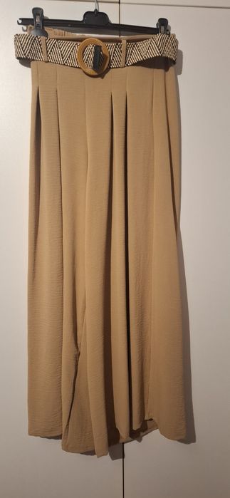 Pantaloni largi cu curea