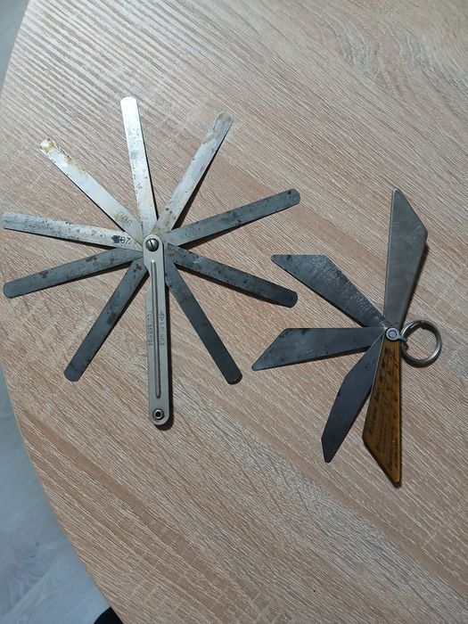 Набор щупов для ремонта двигателя.