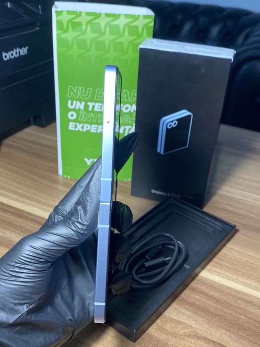 Samsung Galaxy Z Flip6 • 256 GB • Blue