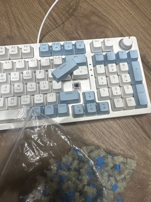 Механическая клавиатура Zifriend KA981 с обновлёнными чёрными свитчами