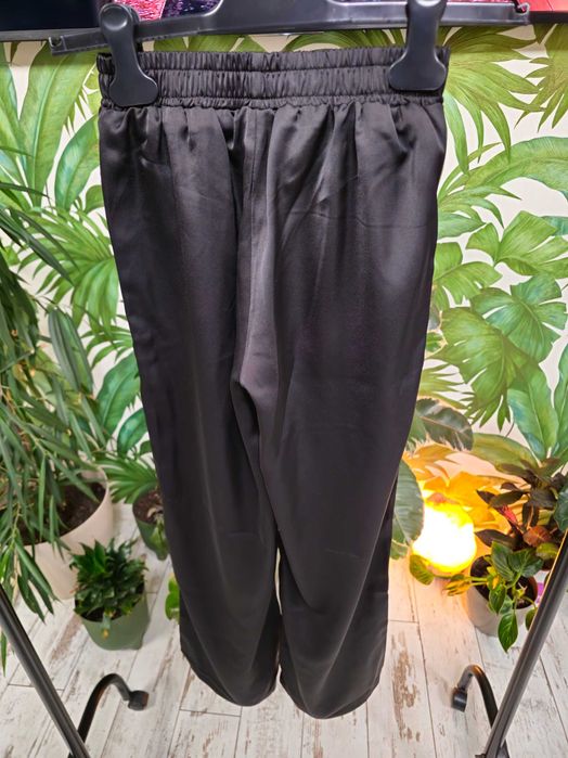 Черен сатенен панталон Miu Miu