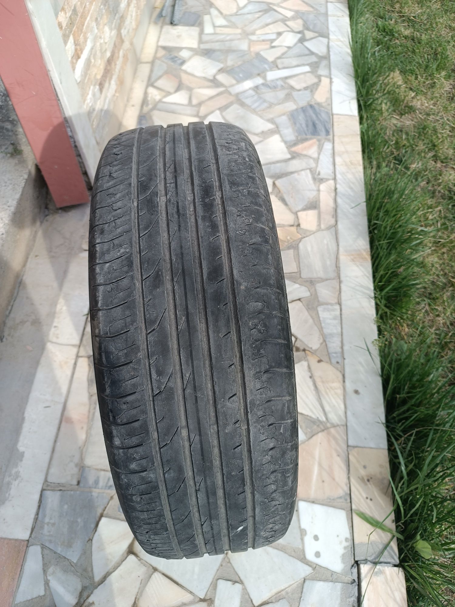 Balon shina 4ta r 18/ 215/ 55 Continental