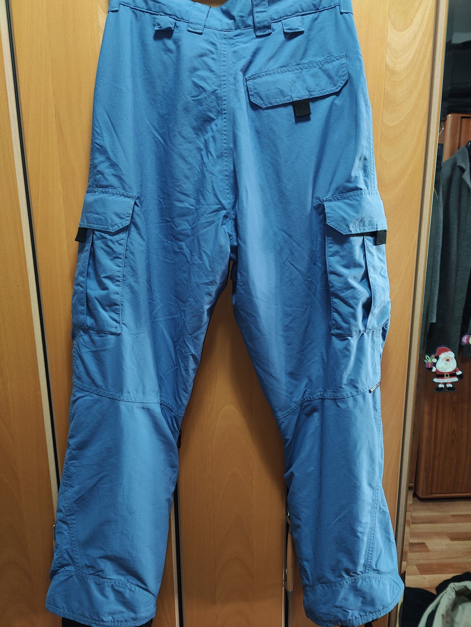 Pantaloni de schi sau sporturi de iarna