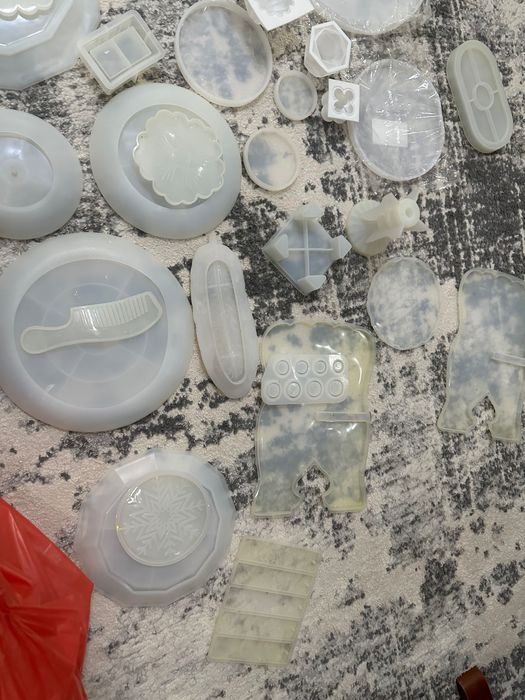 Силиконовые молды, эпоксидная смола и разные краски и блестки для них