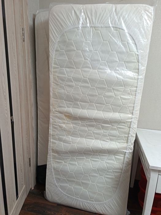Продается матрас 1,5 ортопический. Хороший состояние.  2 штук.Белый. П