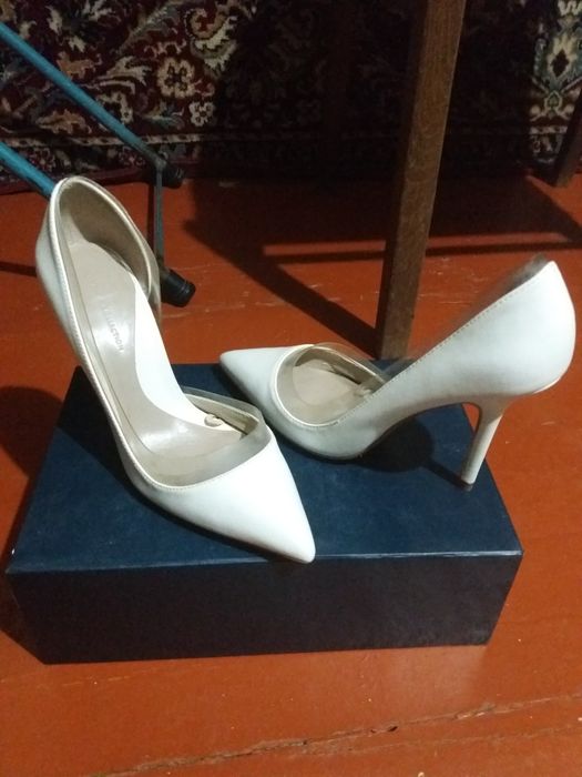 Продаю матрасы срочно +женские туфли+ стойку от раковины российский за