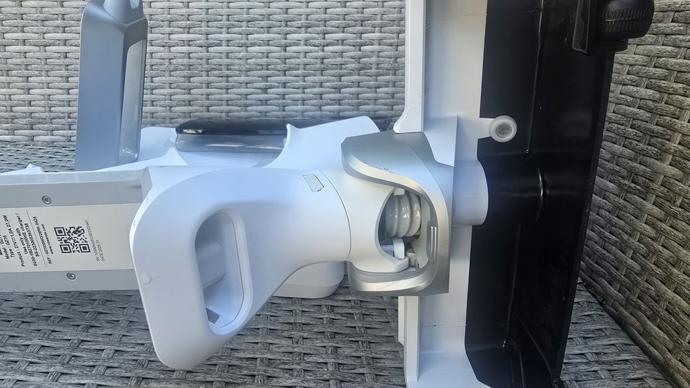 Aspirator vertical fara fir cu spalare Rowenta X-Clean 10 GZ7540WO