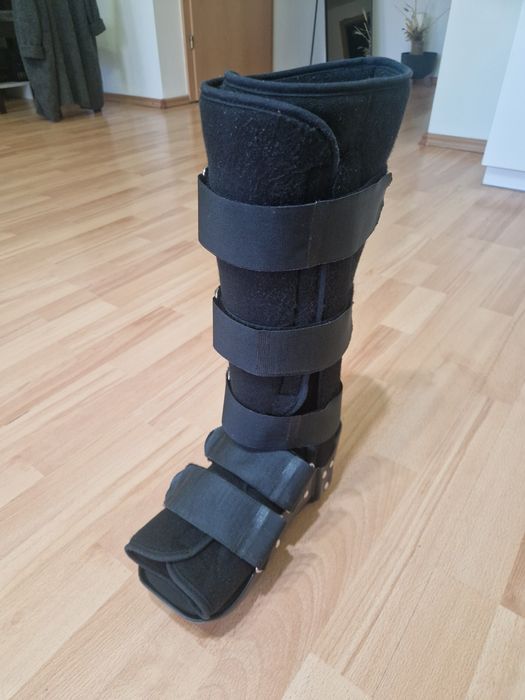 Vând orteză ortopedică fixa  picior glezna tip Walker