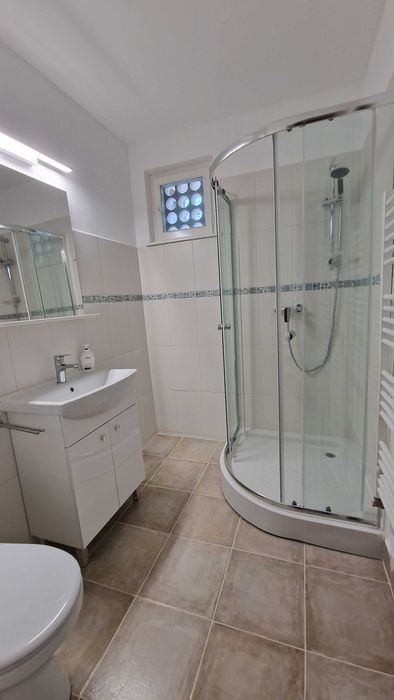 Inchiriez apartament cu trei camere, complet renovata, zona cornisa.