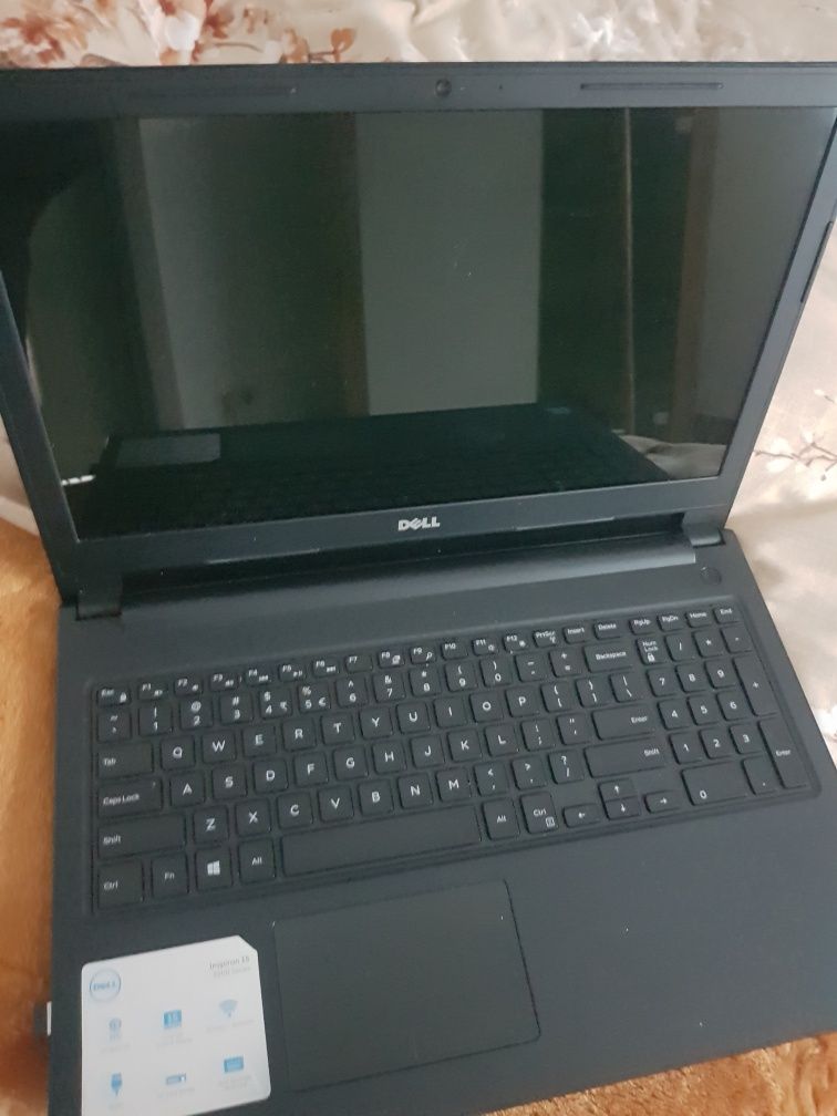 Laptop Dell.cumparat de câteva luni.