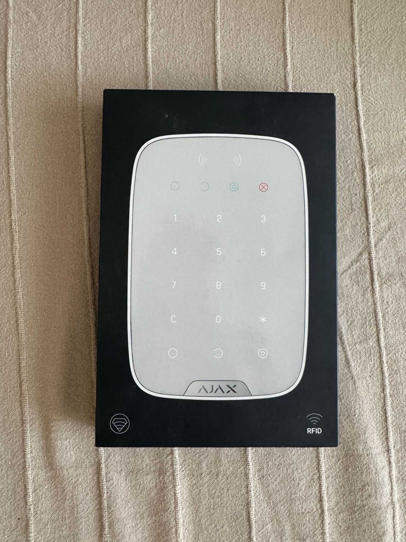 Tastatura touch LED wireless, cititor de proximitate Ajax KeyPad Plus
