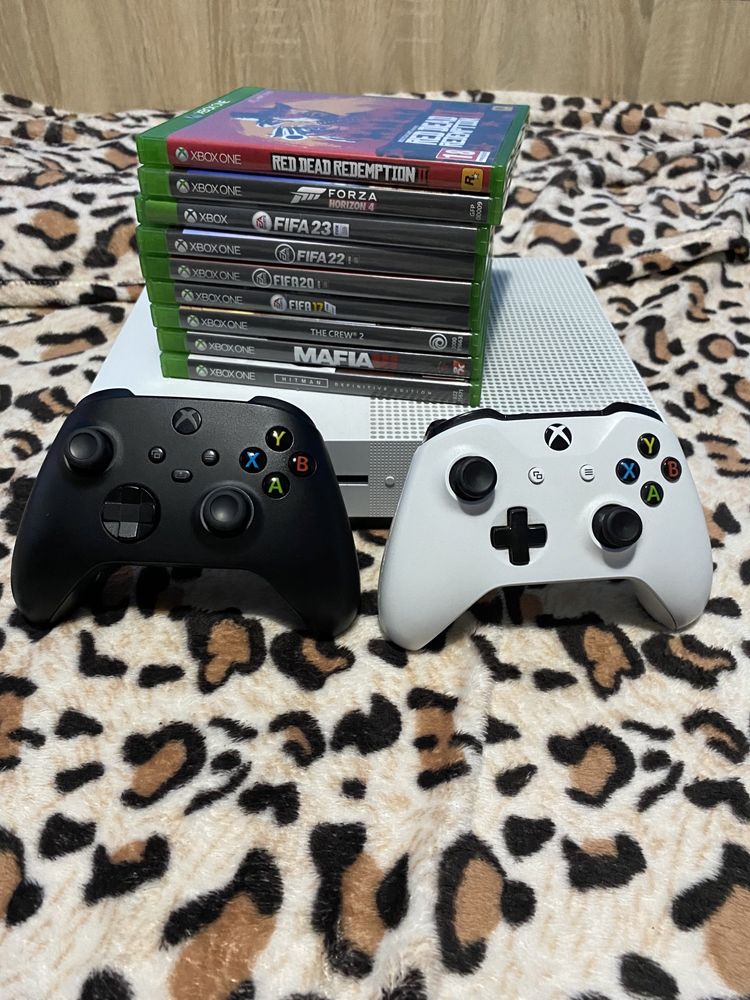 Xbox One S 1TB + 2 controllere si jocuri (Fifa 24, RDR 2,Far Cry 6)