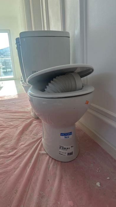 Vas wc cu rezervor + mecanism + capac, set Roca Victoria A34S395000