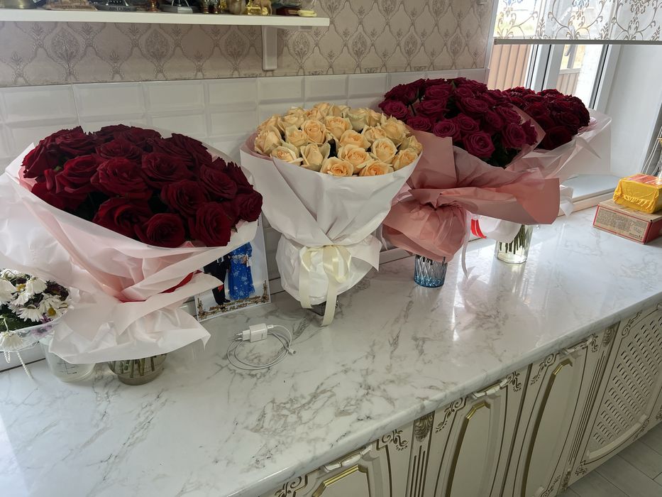 Белые розы и красные розы