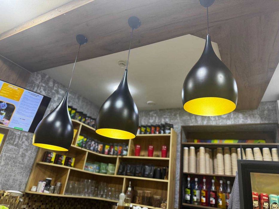 Барная стойка. 3 подвесных светильника. Верхнее и боковое крепление
