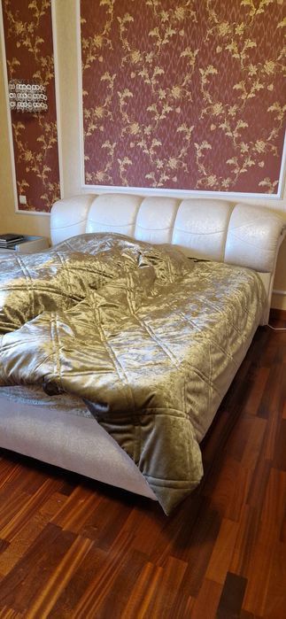 Кровать 240д200ш95в в хорош состоянии экокожа, матрас латекс (2тыс д).