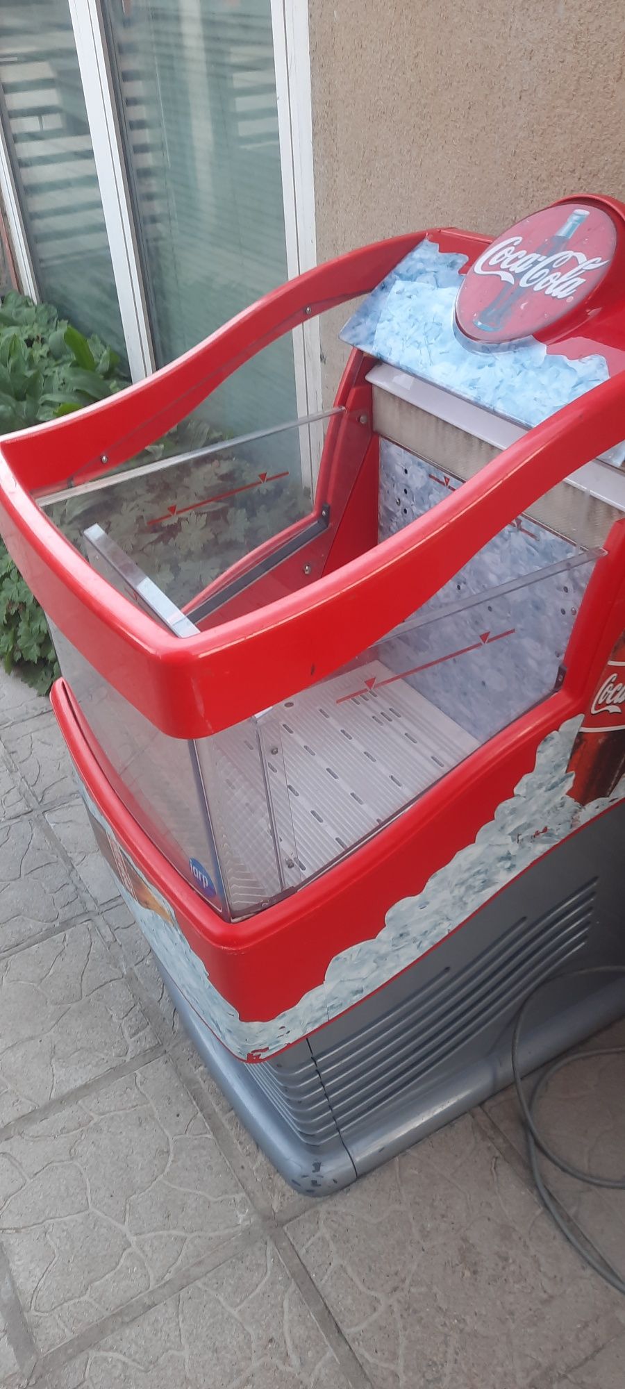 Охлаждаща Витрина на  Coca Cola. За Безалкохолни напитки
