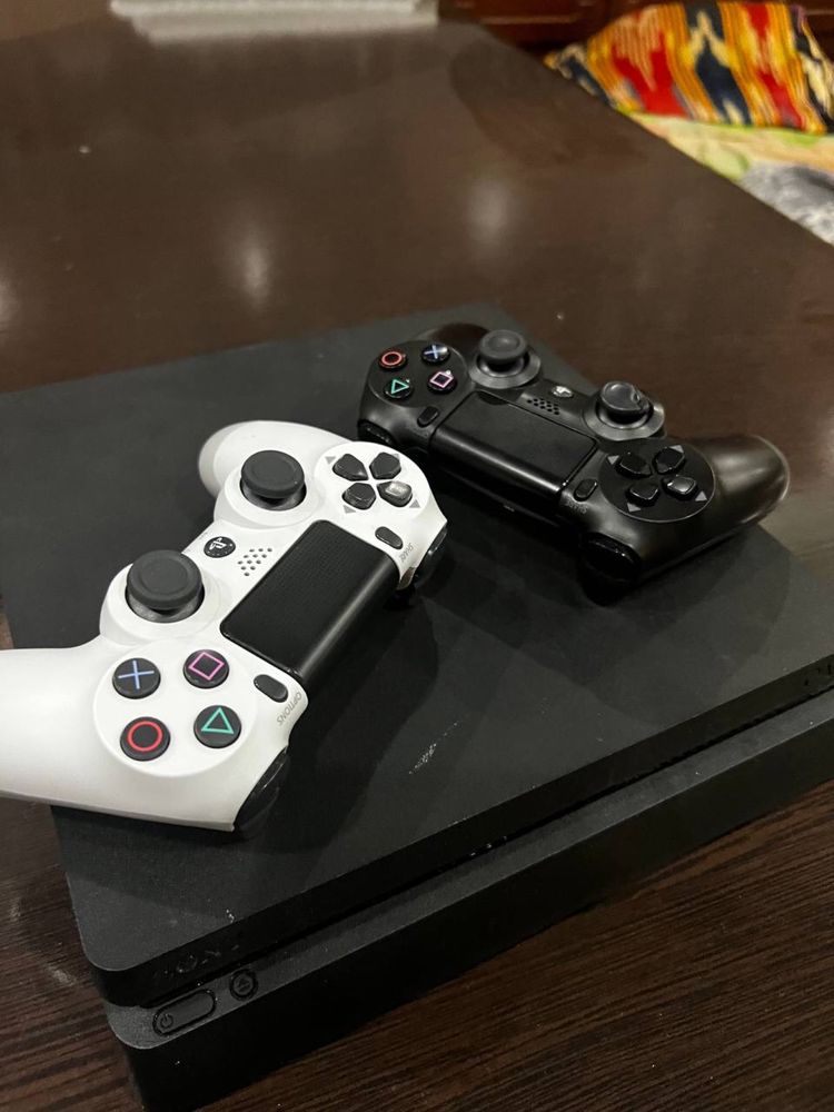Sony PlayStation 4 Slim 1 tb, 2 ta pult bilan